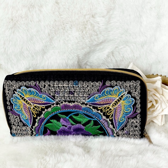 New no tag GORGEOUS EMBROIDERED WALLET with gold tone hardware 2 spots for cards - Picture 1 of 7